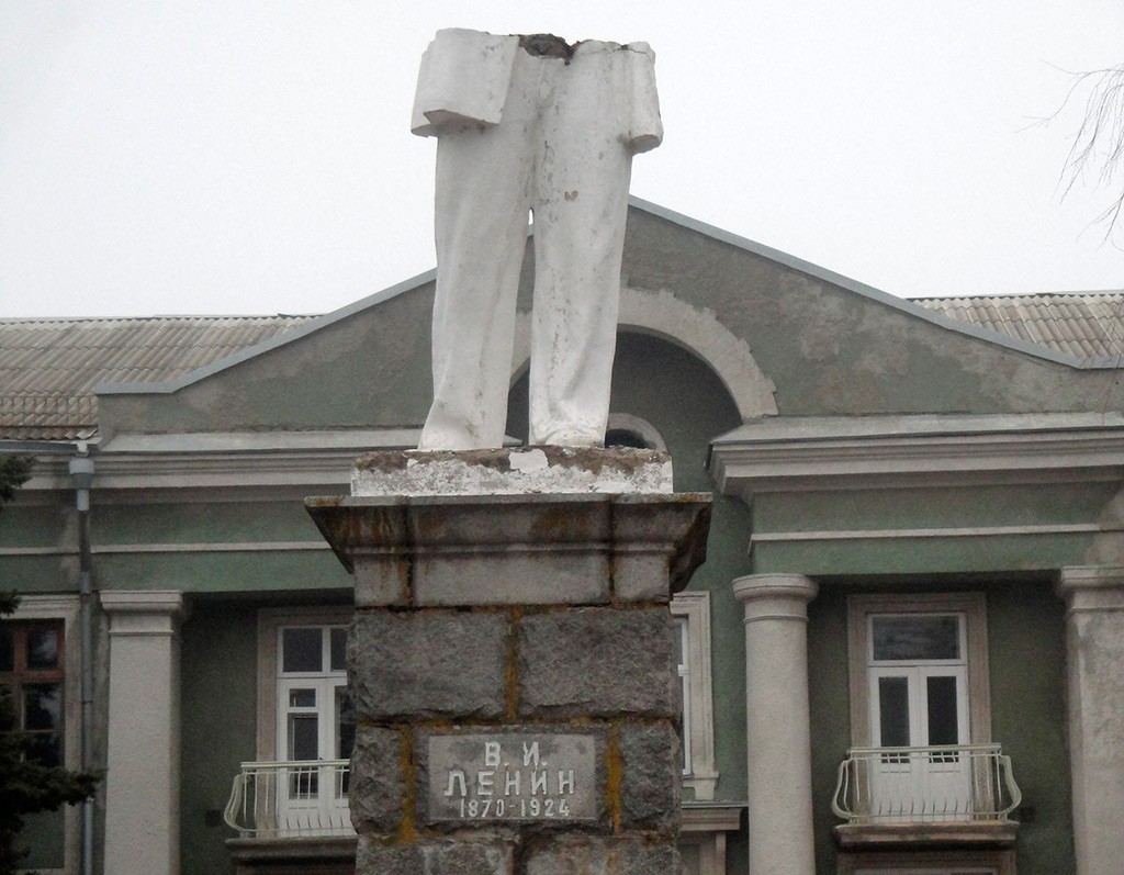 В Бердянске убрали еще одного Ленина - фото
