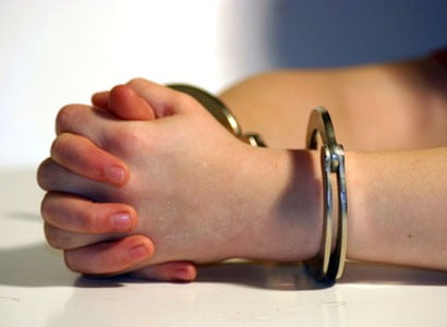 Новосибирские полицейские задержали 16-летнюю наркоторговку