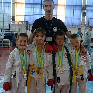 Бердянские каратисты завоевали 11 медалей на соревнованиях в Киеве