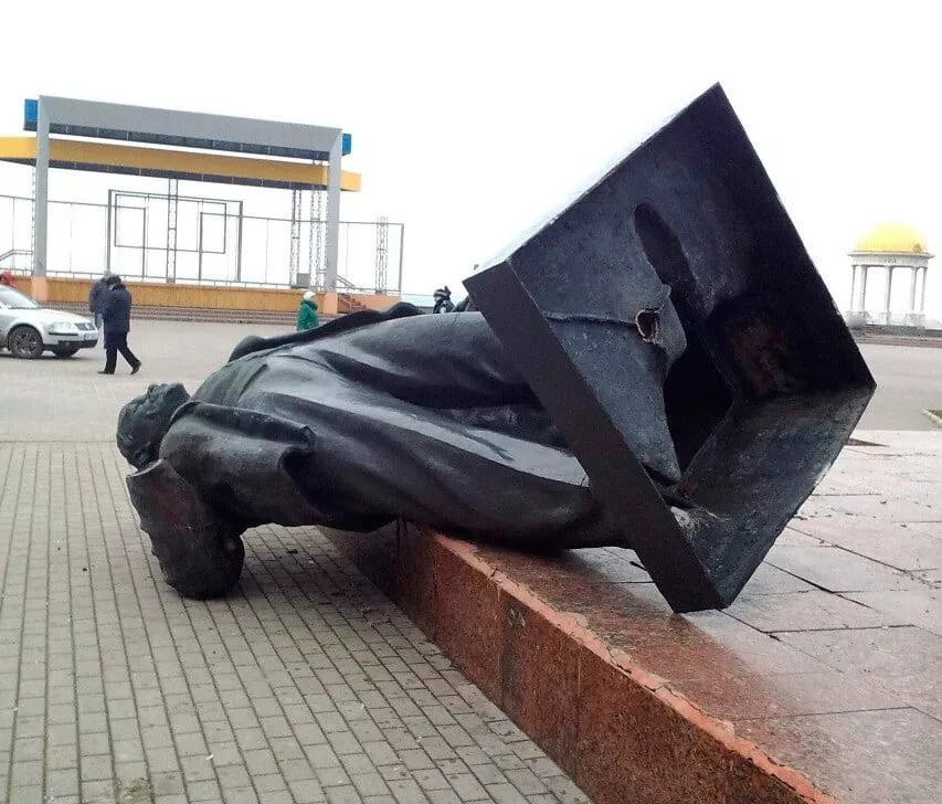 В Бердянске снесли памятник Ленину на Приморской площади (фото - видео)