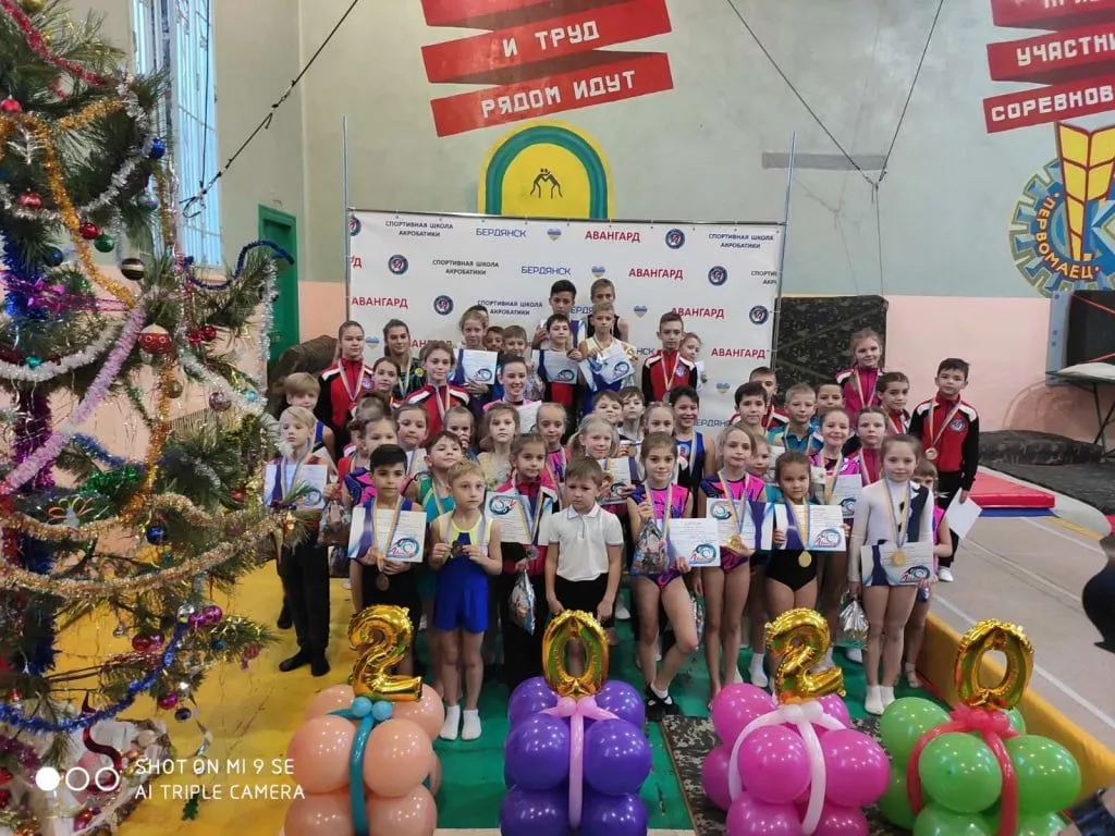 В Бердянской школе спортивной акробатики прошли новогодние соревнования