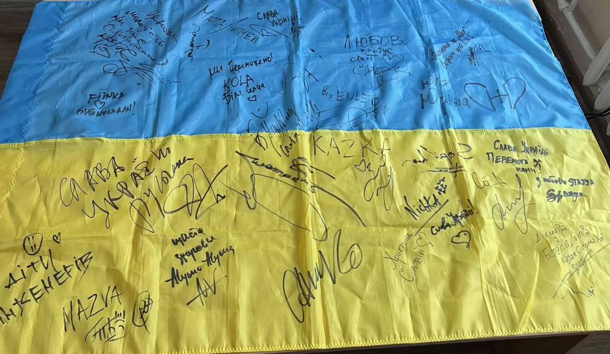 Бердянець продав прапор з автографами переможців Євробачення за 25000 грн і віддав гроші на ЗСУ