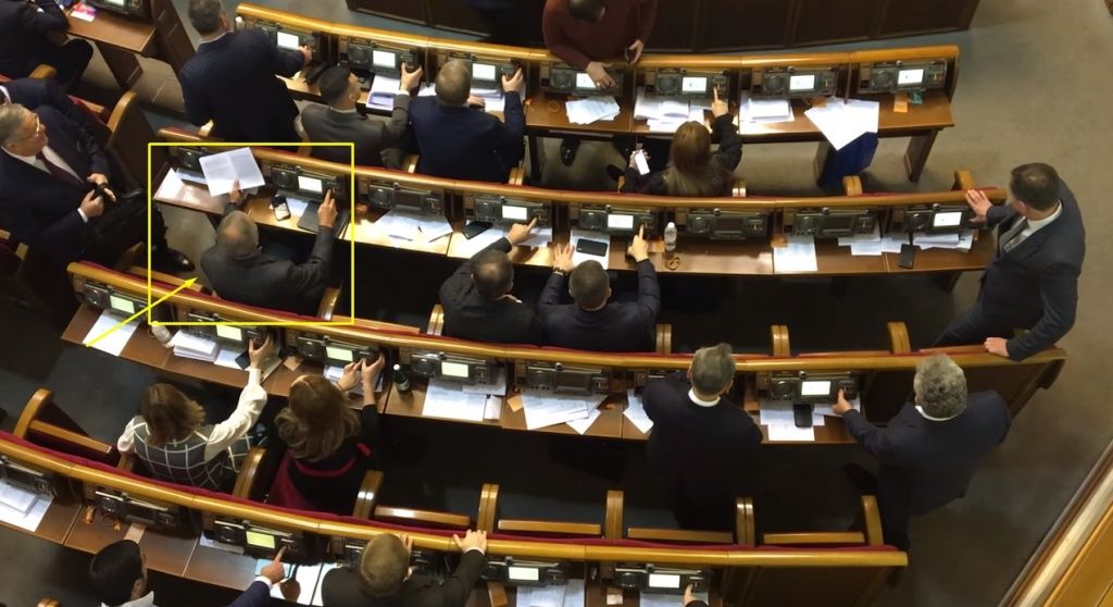 У Раді встановлено рекорд з кнопкодавства під час голосувань замість Олександра Пономарьова