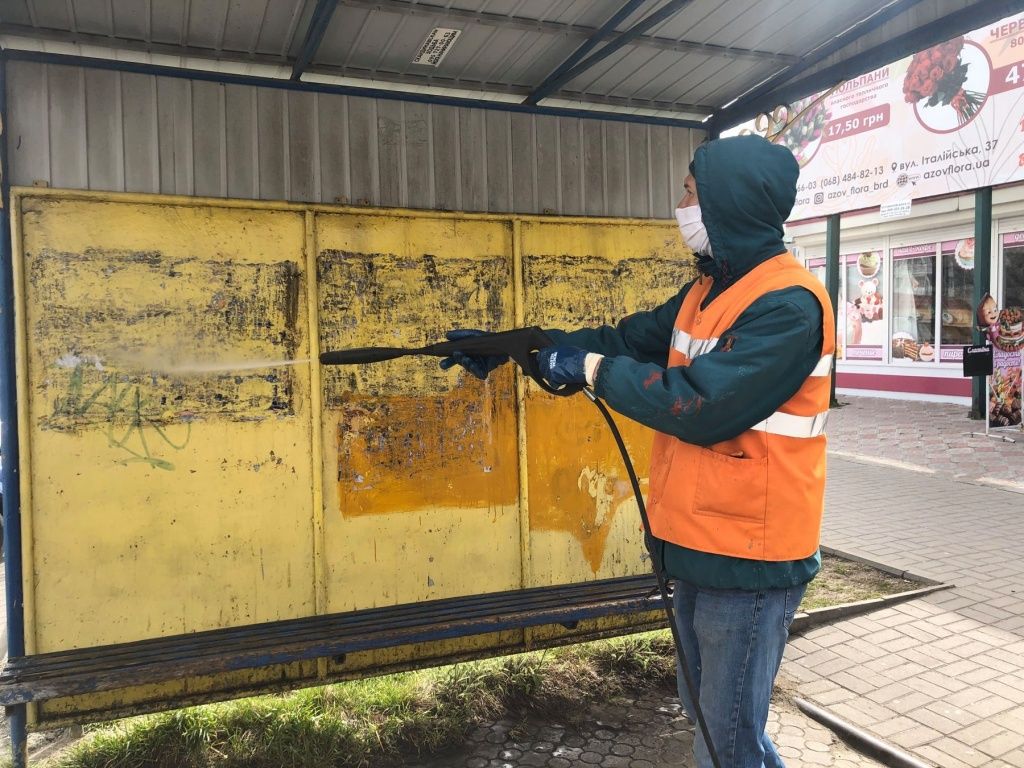 В Бердянську розпочали обробляти дезінфікуючими засобами громадські зупинки