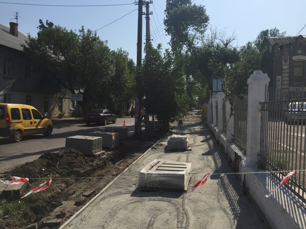 В Бердянске, из-за приближающихся выборов, полным ходом ремонтируют тротуары