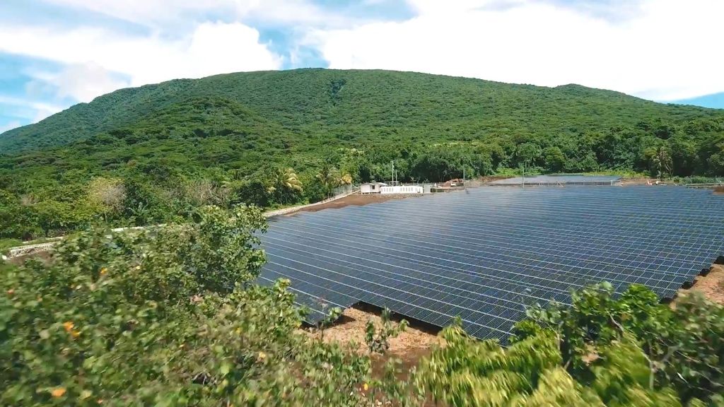 Tesla с помощью солнечных батарей избавила от дизельных генераторов целый остров. Фото и видео