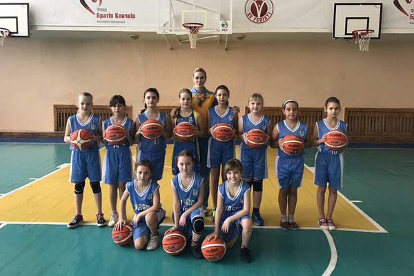 Бердянские дети получили мячи от федерации баскетбола Украины