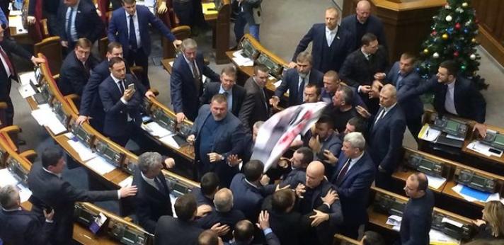 В Раде депутаты подрались из-за плаката о Медведчуке