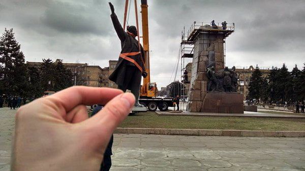 У Запоріжжі демонтували пам'ятник Леніна (ВІДЕО)