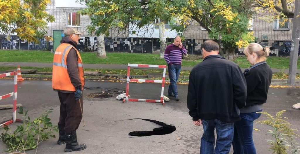 В Бердянске обвалилась проезжая часть
