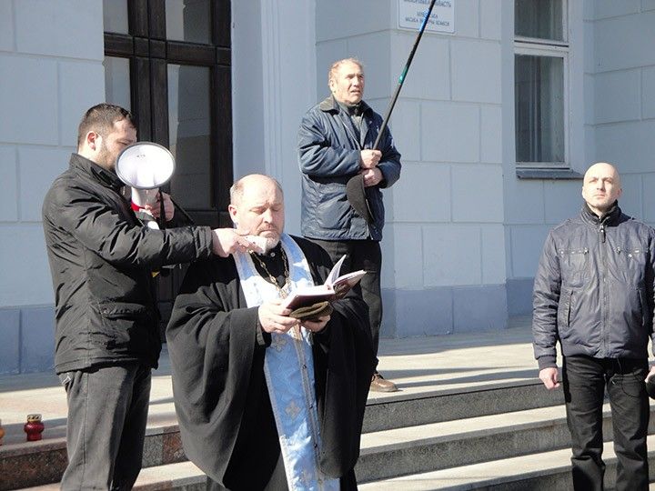 Когда ситуация в стране начала проясняться, Леонид Подколзин провел митинг в поддержку "Евромайдана".