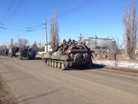Украинские военные выходят из Дебальцево 
