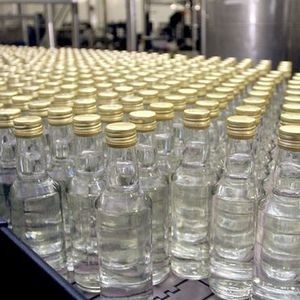 Бердянские налоговики изъяли 1700 литров спирта у нелегальной предпринимательницы