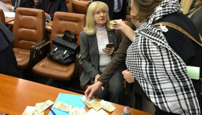 Депутата от Оппоблока забросали гривнями: «Нищим надо помогать»