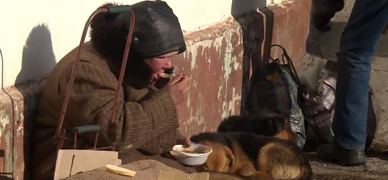В Бердянске бездомные получают горячий обед под открытым небом