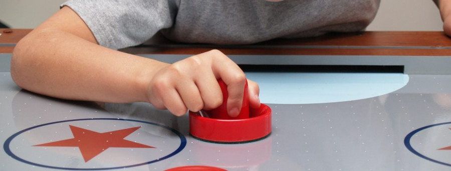 Аэрохоккей – подвижная игра для взрослых и детей
