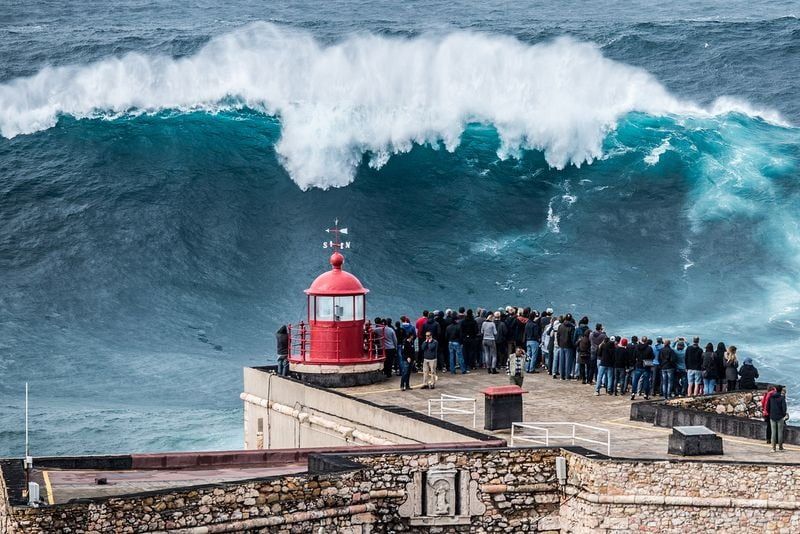 Путешествие к самым большим волнам в Португалию