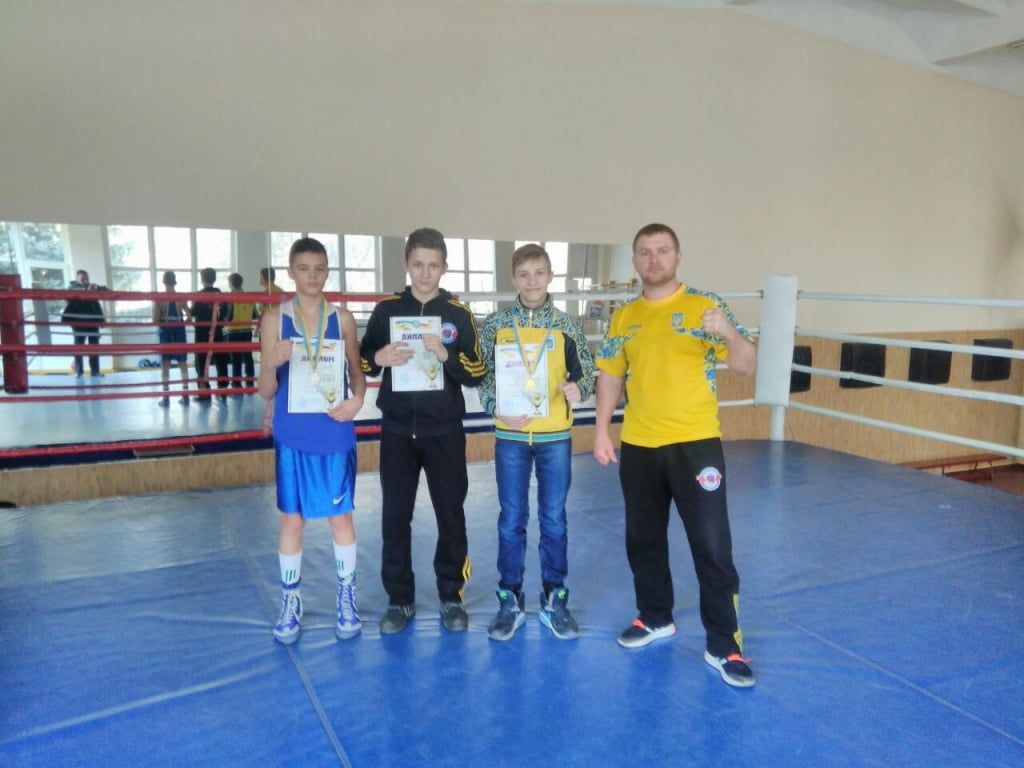 Боксеры из клуба «Чемпион» вернулись с тремя медалями с юниорского чемпионата области