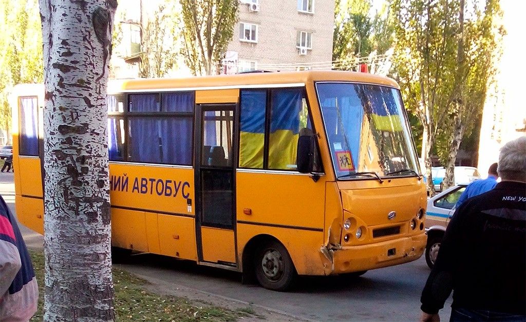 В Бердянске автобус с военными, под управлением пьяного водителя, протаранил три автомобиля