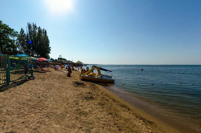В Бердянске на центральном пляже умер 50-летний мужчина