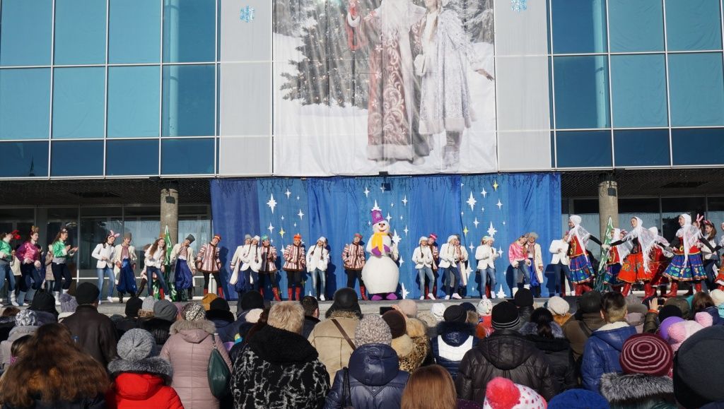Театрализованным представлением в Бердянске открыли новогоднюю елку