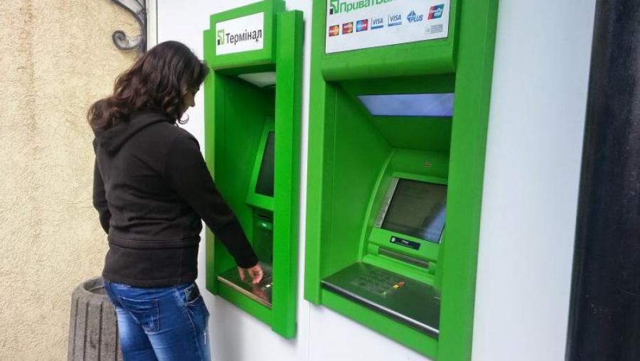 Приватбанк решил закрыть часть отделений, но увеличит сеть банкоматов