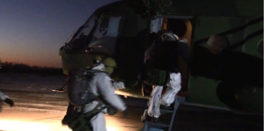 На Донбассе украинские десантники отработали ночную высадку с парашютами
