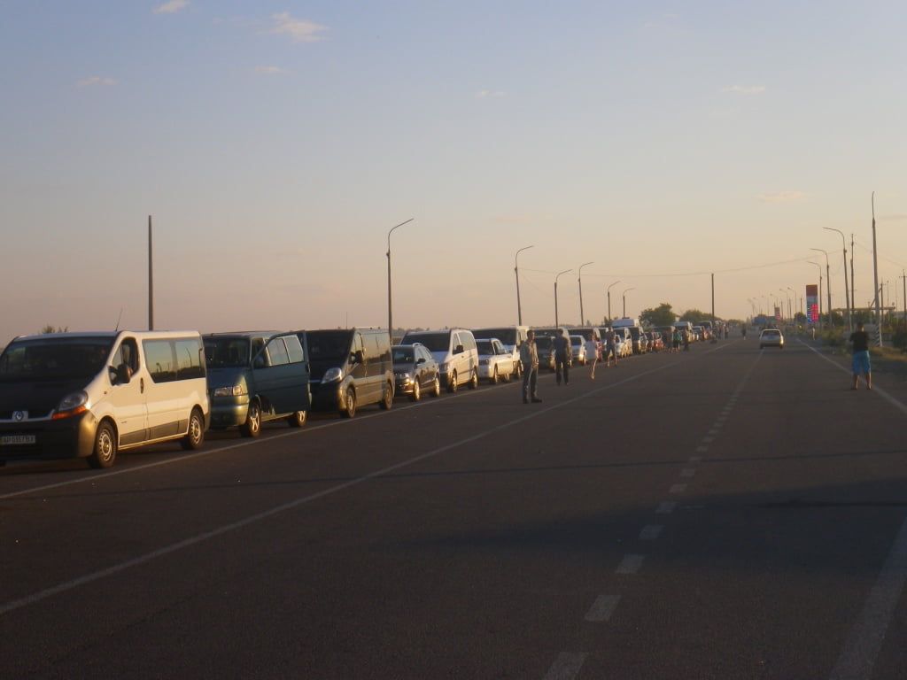 На адміністративній межі з АР Крим продовжується накопичення авто через дії окупаційних російських служб