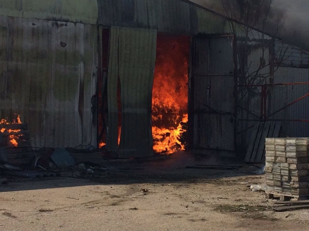 Бердянський район: рятувальники ліквідували пожежу на території приватного домоволодіння