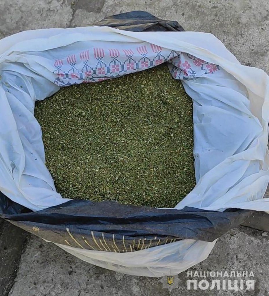 Поліцейські вилучили у мешканця Бердянського району пакунок з наркотичною речовиною