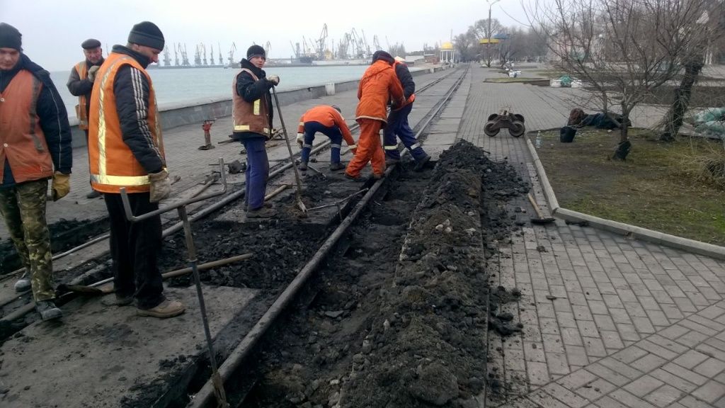 На Приморской площади ремонтируют железнодорожную колею