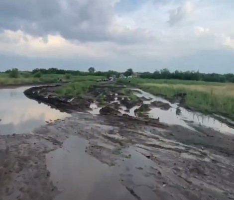 Дождь размыл дорогу в "серой зоне" между Запорожьем и Васильевкой