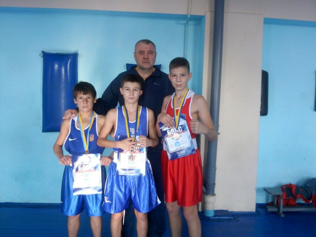 Бердянские боксеры завоевали золото и два серебра на юношеском чемпионате Украины
