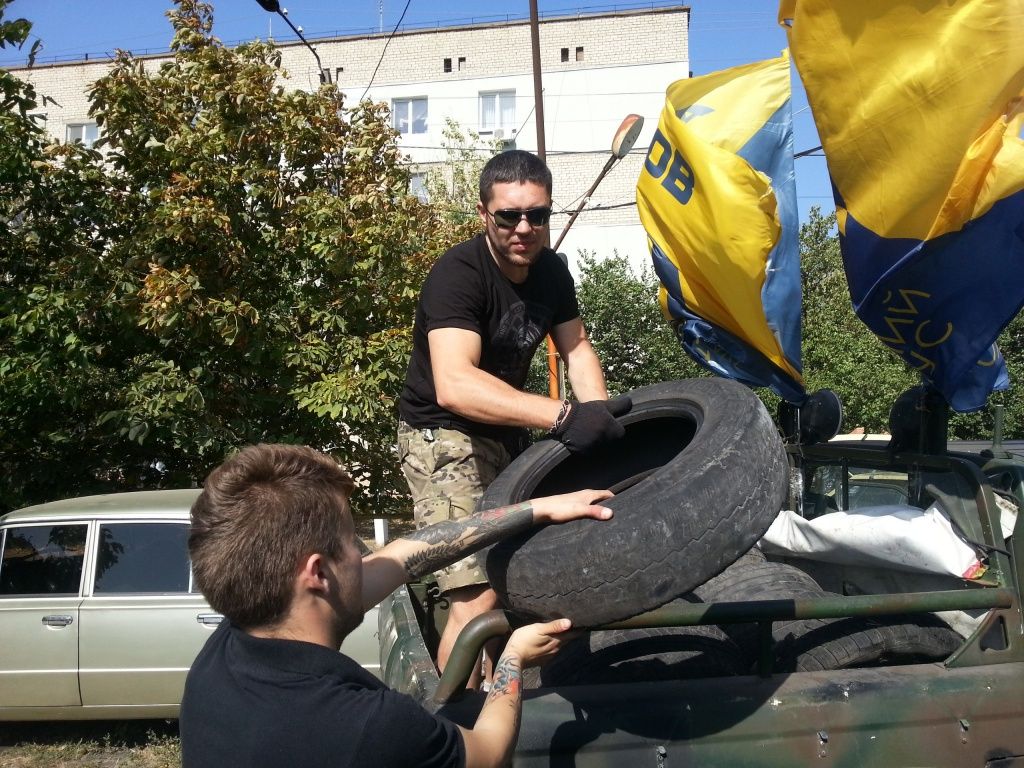 В Бердянске бойцы батальона "Азов" помогают в строительстве футбольного поля
