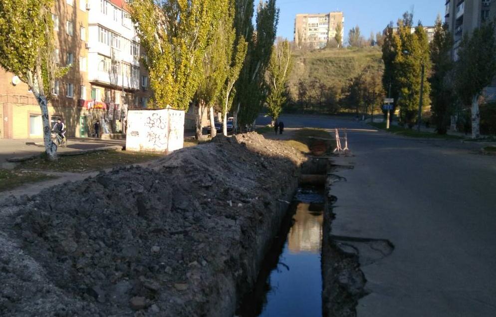 Бердянцам приходится терпеть неудобства из-за ремонта КНС-5 на Азовском проспекте
