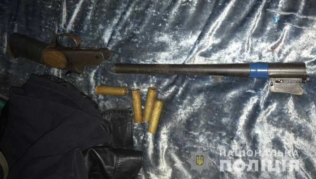 В Бердянську оперативники затримали підозрюваних у пограбуванні квартири та вилучили зброю