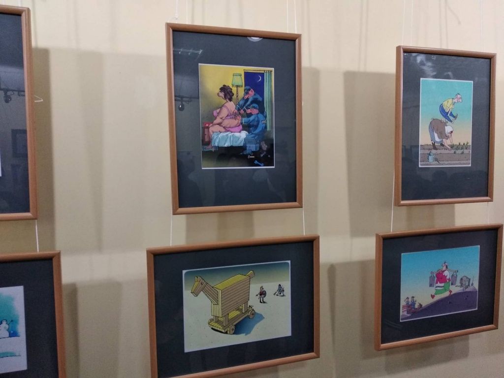 Искусство с юмором. В музее Бродского открылась выставка карикатур Сергея Семендяева