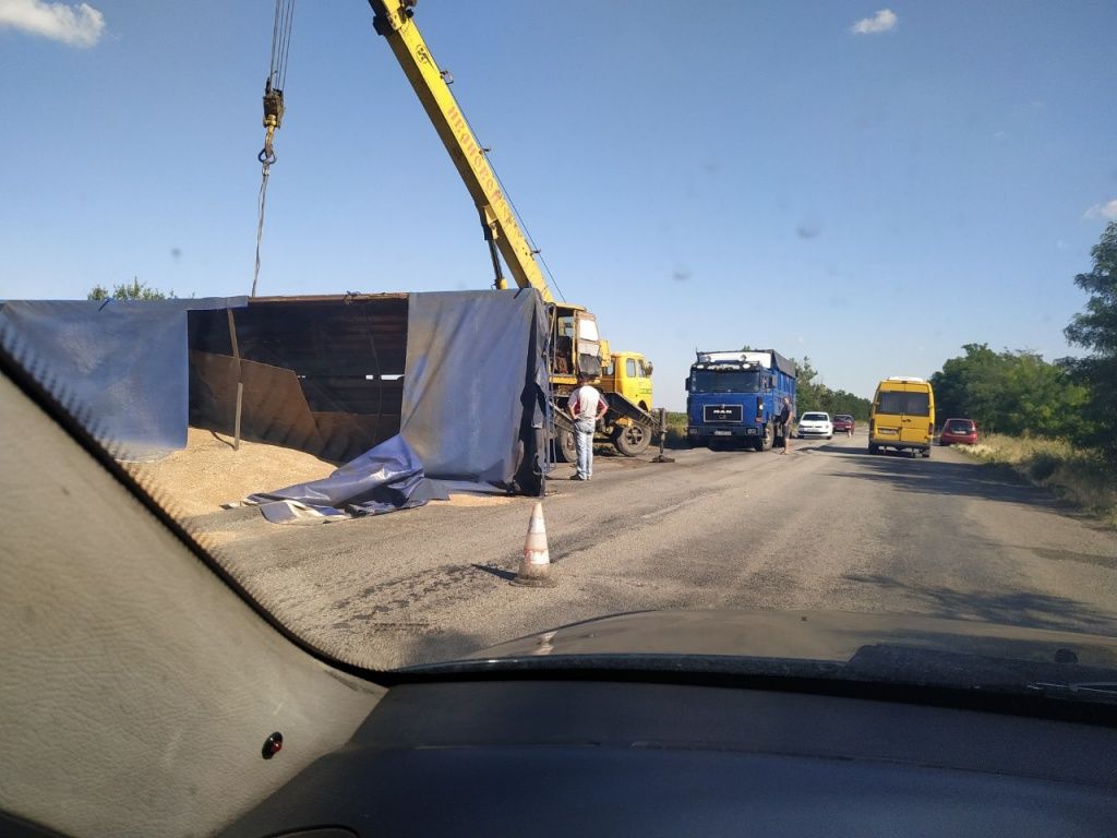 На въезде в Бердянск перевернулась фура с зерном