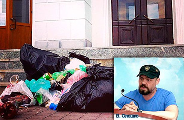 Активиста Виталия Олешко, высыпавшего мусор под исполком, оштрафовали на 2500 грн