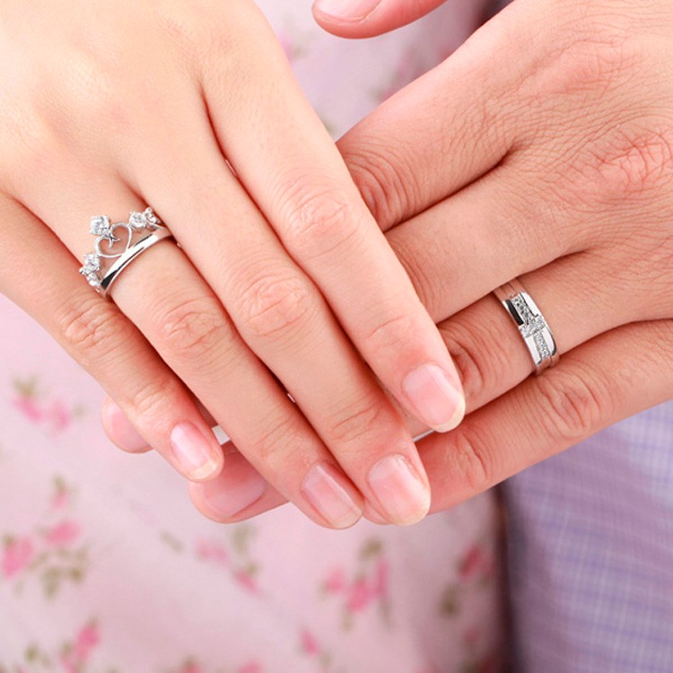 Обручальные кольца — одни из главных атрибутов современной свадебной церемонии