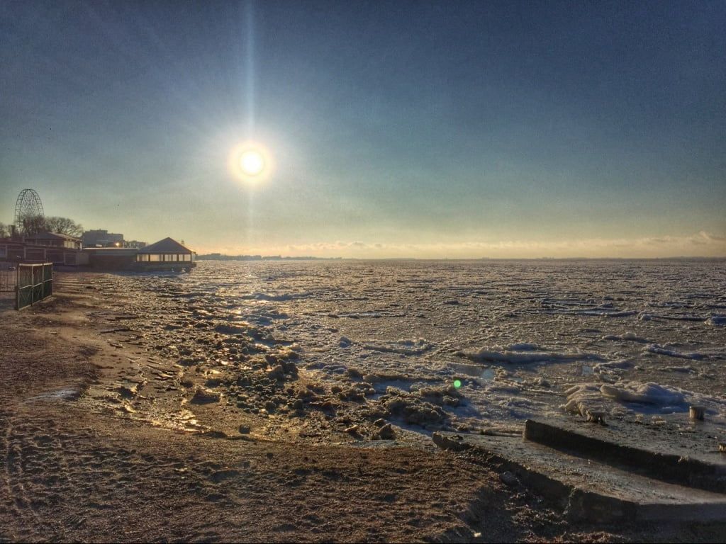 Бердянский залив за сутки сковало льдами