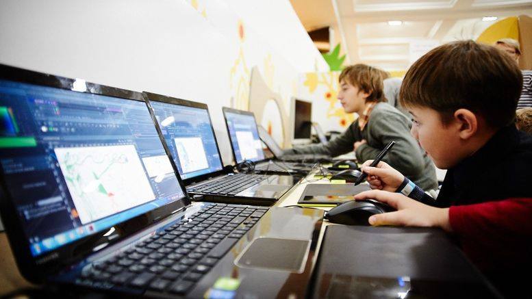 Кабмин выделил 1 млрд грн на подключение школ в селе к интернету