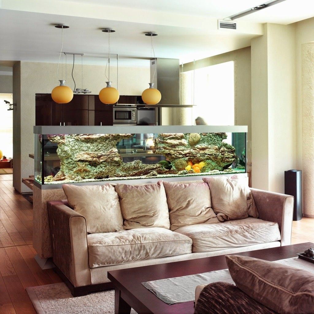 Большой аквариум в современной гостиной