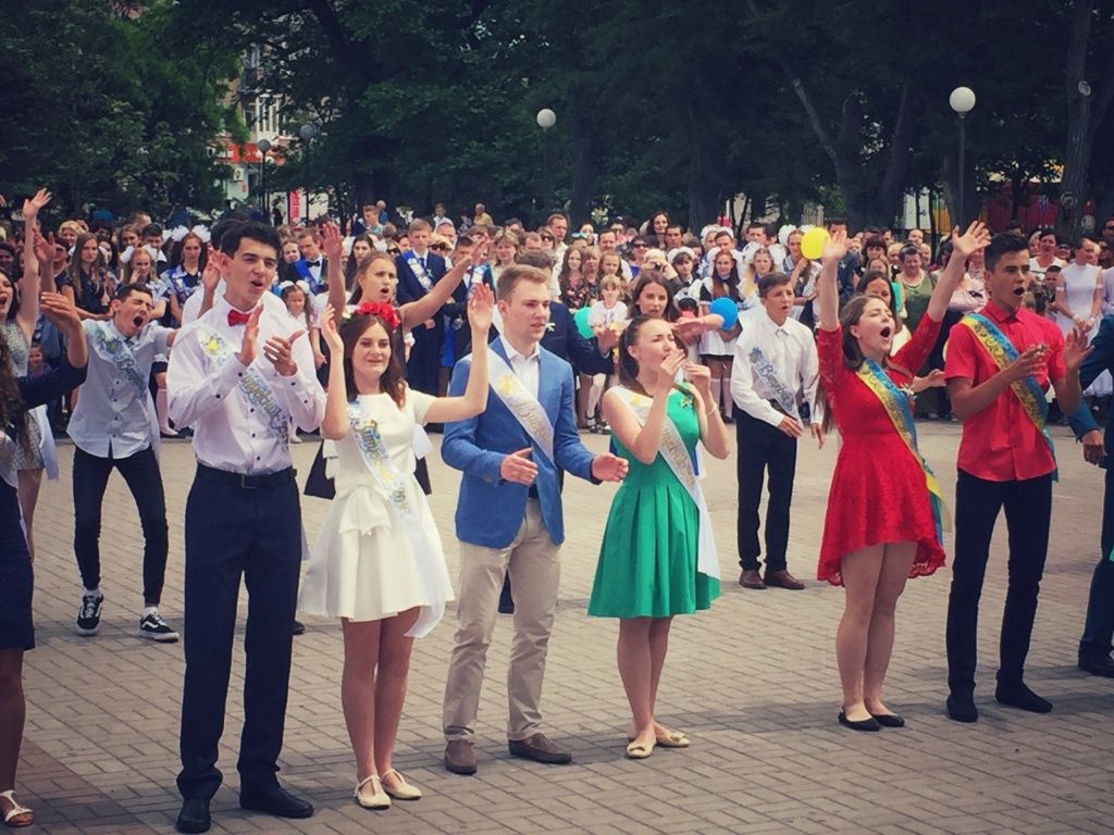 Бердянские выпускники станцевали вальс на Приморской площади