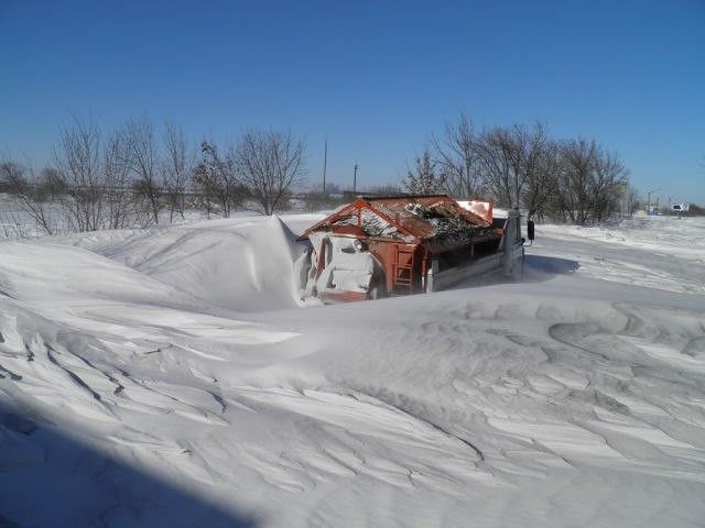 Под Бердянском люди пытаются выкопать свои машины из-под снега