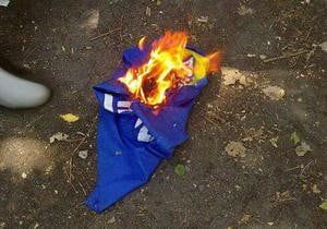 В центре Бердянска вывесили флаг УПА, а в Мариуполе сожгли флаг Партии регионов