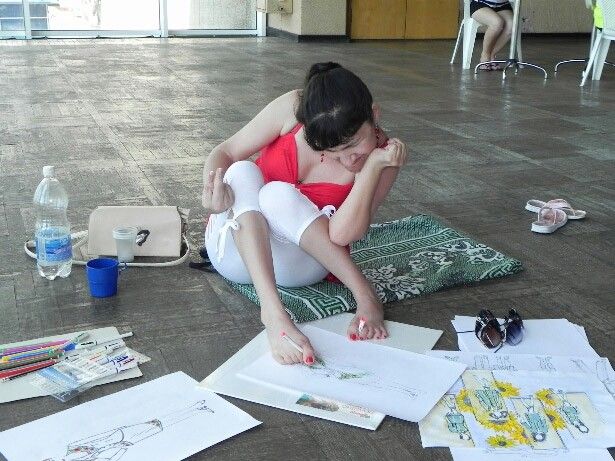 На мастер-класс «Академии ремесел» приехала девушка, которая рисует... ногами