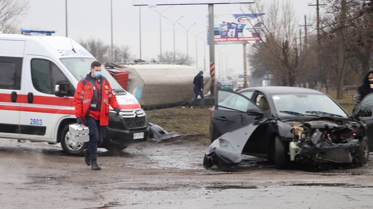 Водовоз упал на бок после столкновения с легковым авто на перекрестке Мелитопольского шоссе и Строительной улицы