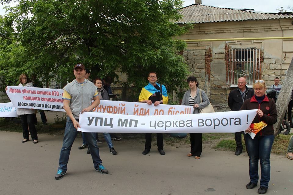В Бердянске Митрополита УПЦ (МП) Онуфрия дважды пикетировали местные активисты