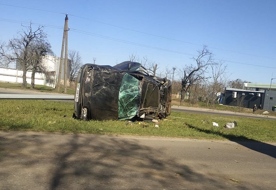 На Мелитопольском шоссе перевернулась машина. Два человека в больнице